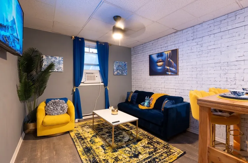 Millview spacious 1 suite loft apartment sleeps 5 - Image 1