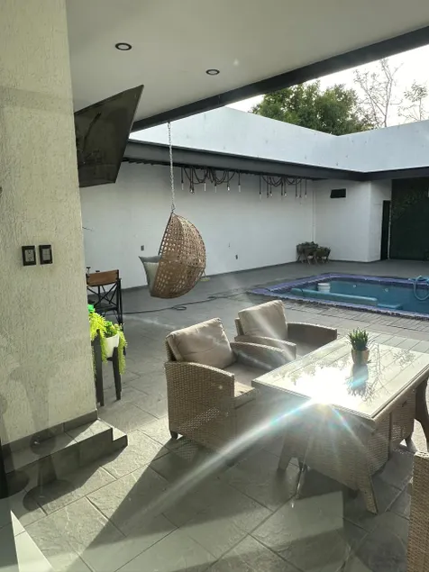 The airport house - Image 1