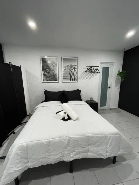 Black & White Studio Levittown, PR - Image 1