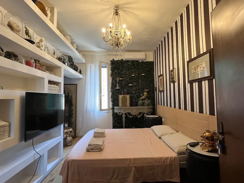 Giraffe art Ducati BLQ apartment - Image 1