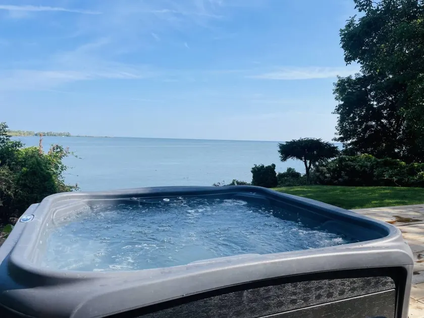 Lakeview Villa w Hot tub, fire table & Pool - Image 1