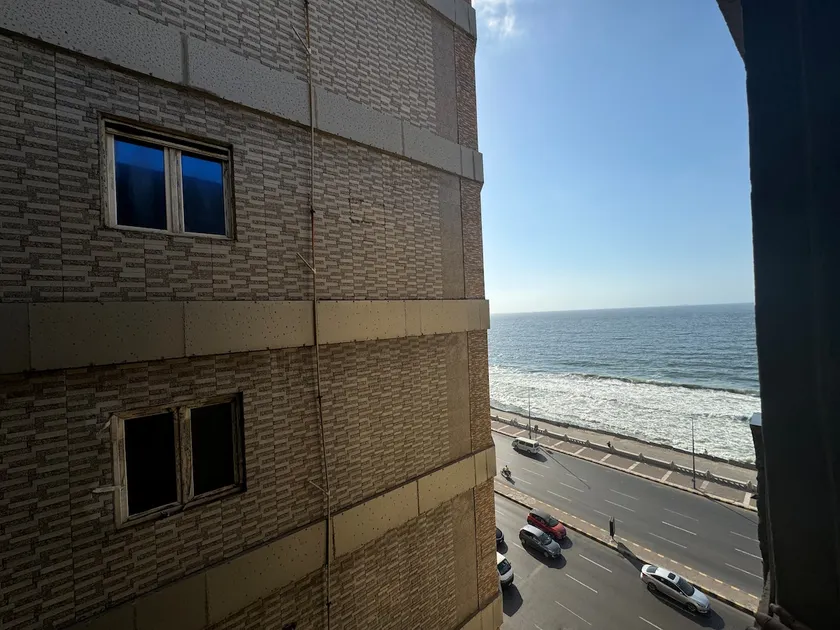 High Ceiling Seaview Apartment - Image 1