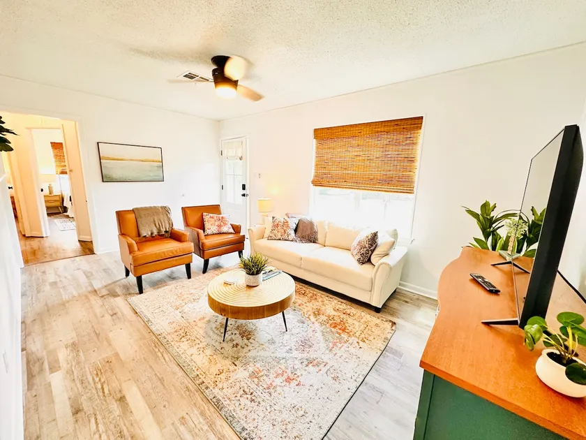 Stylish Bungalow, Close To Everything! - Image 1
