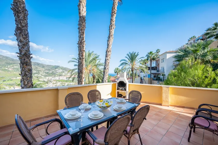 Exklusive Traumvilla mit Panorama-Meerblick und Pool in unmittelbarer Meernähe - Image 1