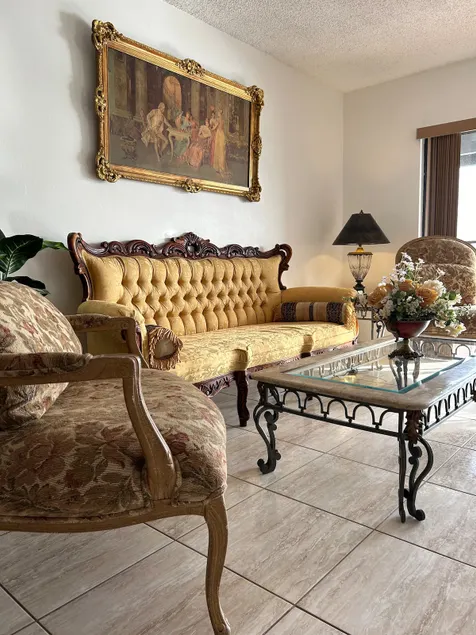 Beautiful apartment with very elegant colonial decoration - Image 1