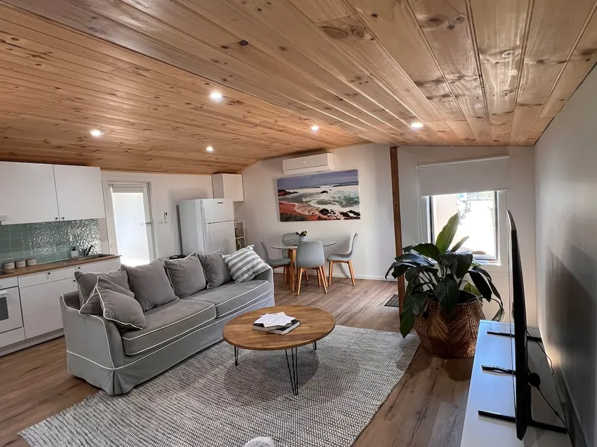 Swanhaven Retreat, 2 queen beds stylish & spacious - Image 1