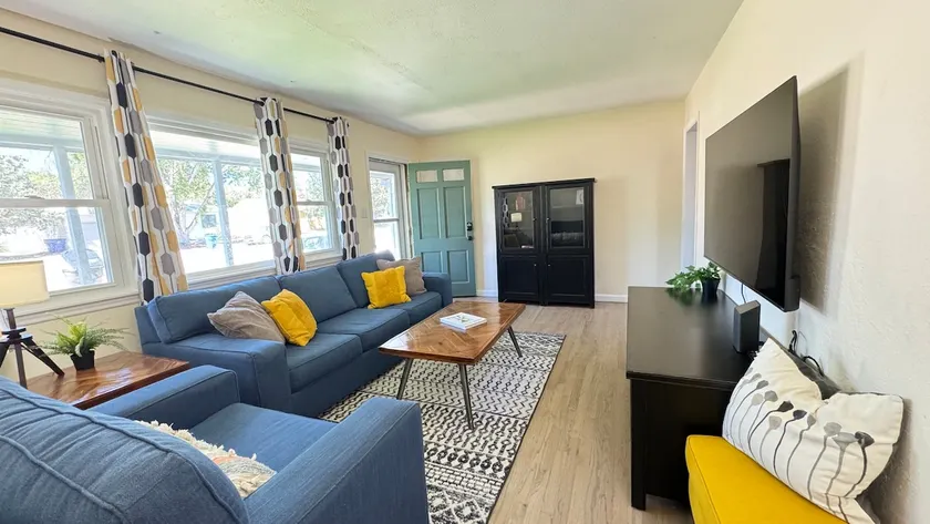 Cozy Mid-Century Home, pet friendly - Image 1