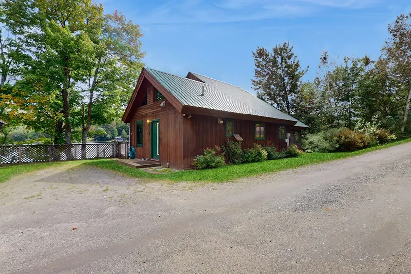 Lakehouse, waterfront, dock, kayaks, wifi, grill - Image 1