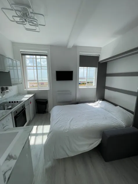 Seafront Studio Snug by the Sea - Sea Views - Image 1