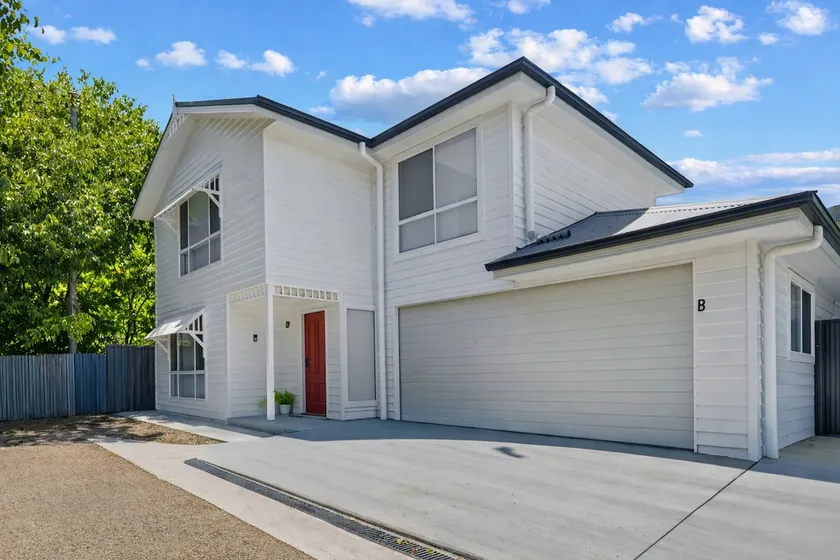 Tanderra Modern Spacious Walkable Wagga Townhouse - Image 1