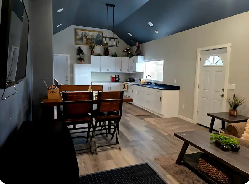 Cathedral 2BR Home *NFL Package* Free Movies* - Image 1
