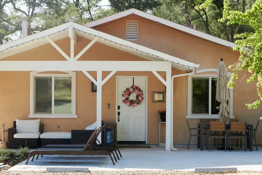 Cozy Canyon Creekside Haven near Yosemite - Image 1