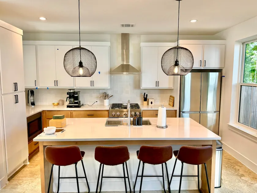 Modern Luxury House Mins to Downtown & EV Charger - Image 1