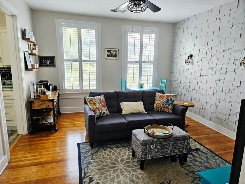 Charming Apt. Mansion Row, minutes from Louisville - Image 1