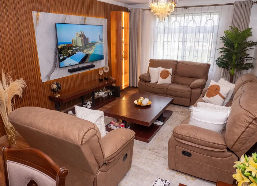 Hazel's Condo-Luxury 3 Bedroom - Image 1