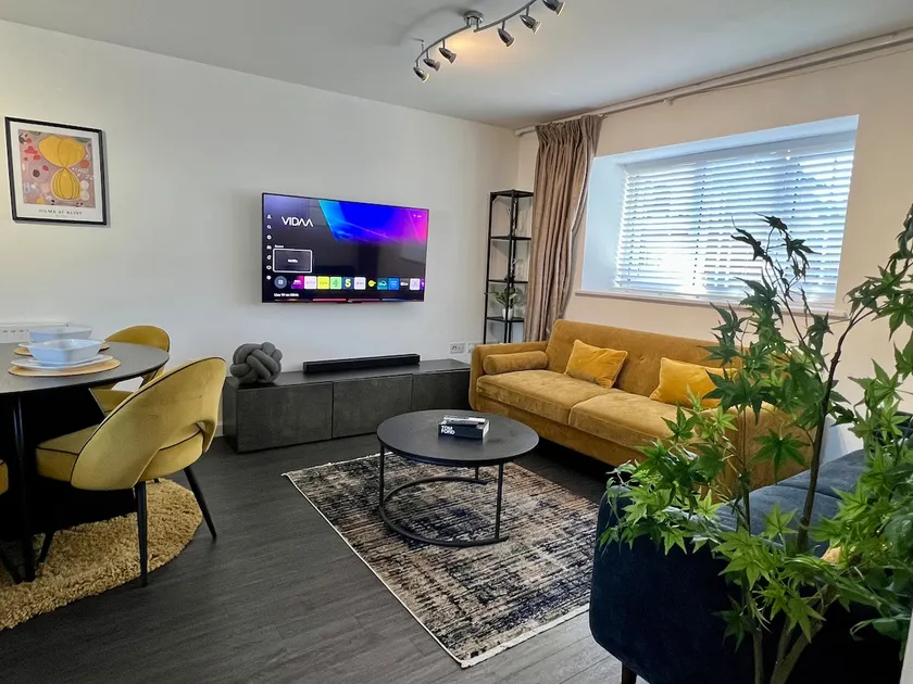 Modern 2BR I Sleeps 6 I Near Bluewater I Fast WiFi - Image 1