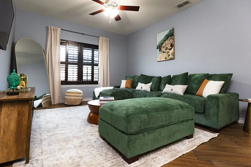 Luxury Central Flat: Gated + Reserved Parking - Image 1