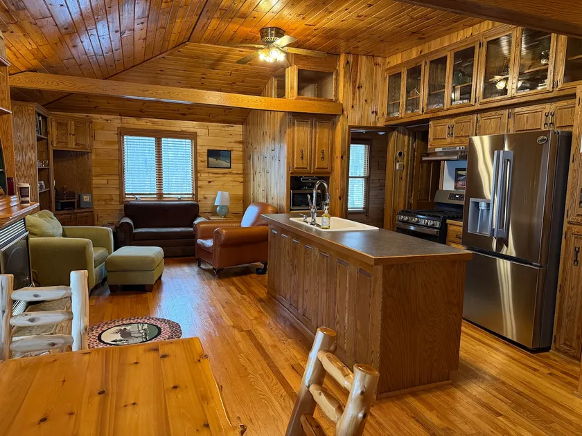 Classically charming, quiet lakeside cabin - Image 1