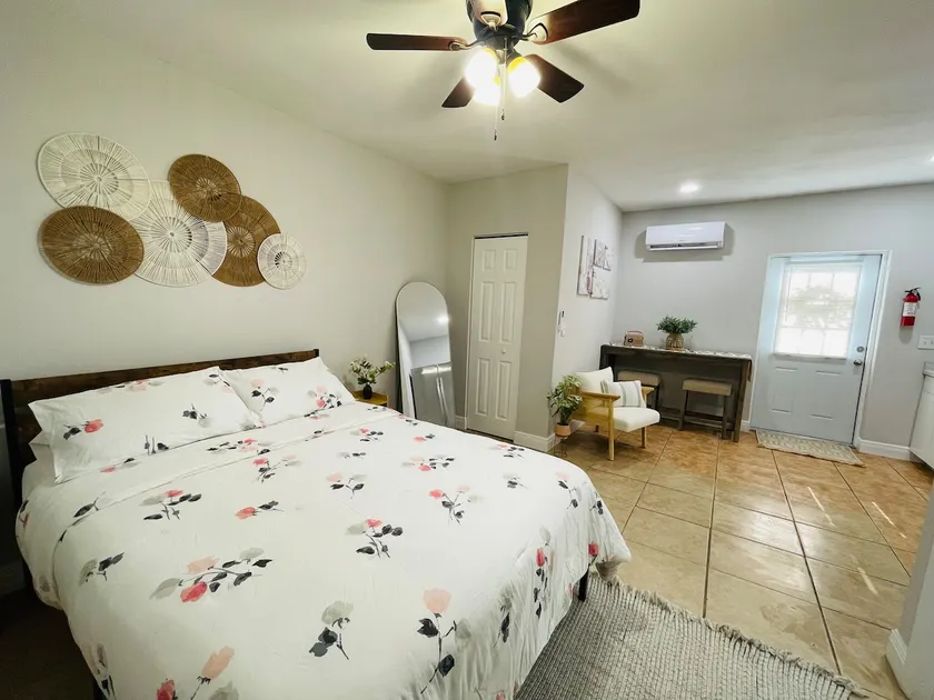 Cozy Studio by Lake Magdalene with Washer & Dryer - Image 1