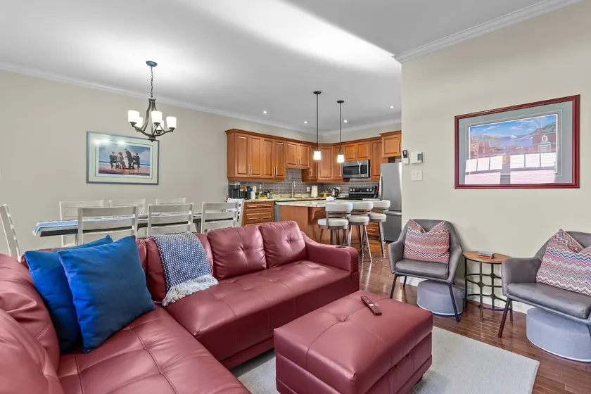 Freshwater Joys 4BR Jellybean Home Near Downtown - Image 1