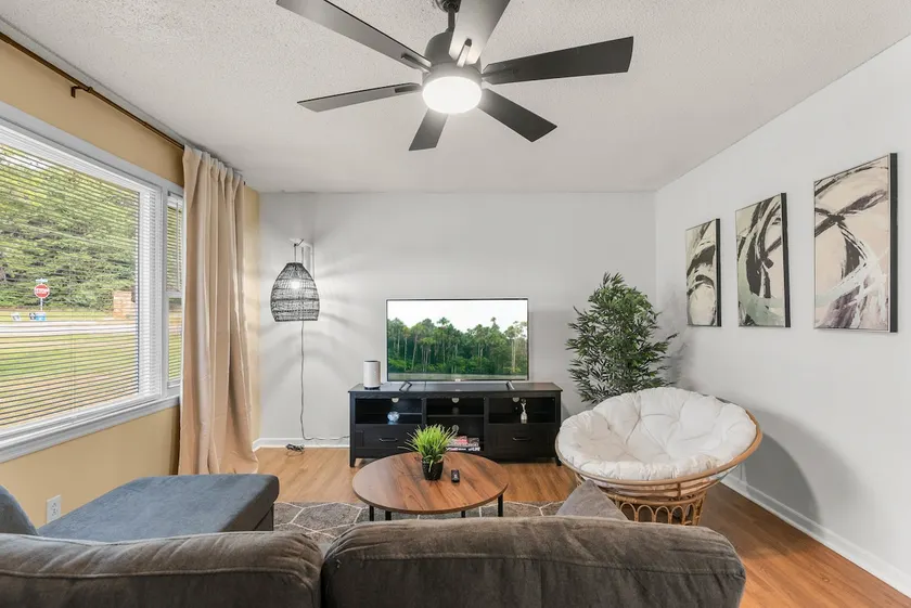 Cozy Bamboo | Fast WiFi | 65” TV | Full Kitchen - Image 1