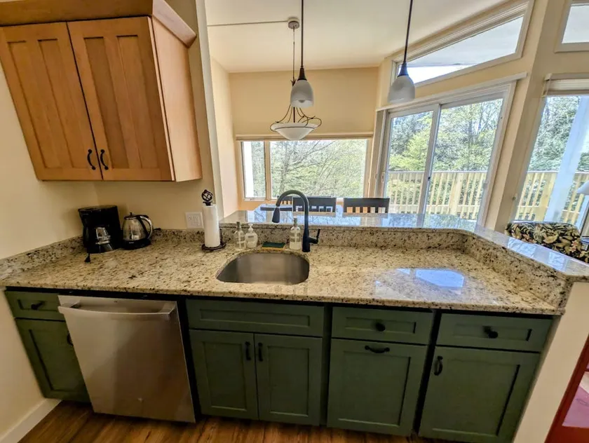 Convenient Skier-friendly 1BR condo, pool, hot tub - Image 1