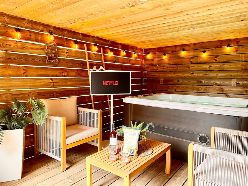 Romantic getaway with private hot tub/spa - Image 1