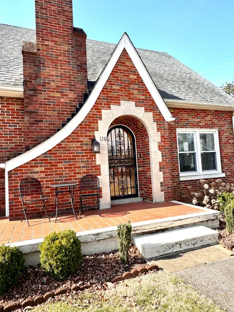 E-town Downtown Cottage 3 bdrm 1.5 bath - Image 1