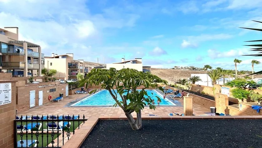 ESQUINZO POOL & BEACH - Image 1