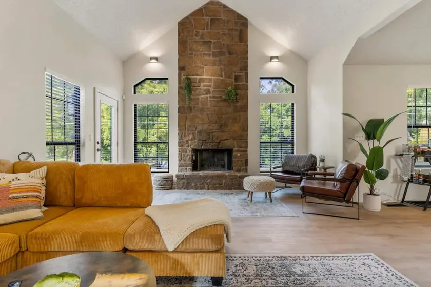 Turkey Mountain Bungalow by Tulsa Getaways - Image 1