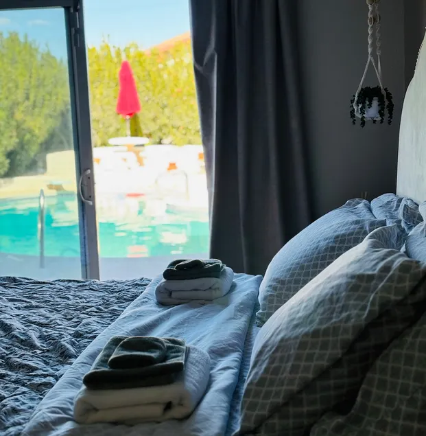 Bedroom with private entrance near the strip - Image 1