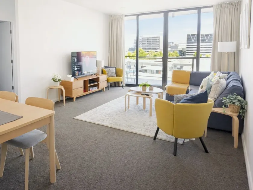 Spacious Central 2BR: King or Twin, Pool, Parking - Image 1