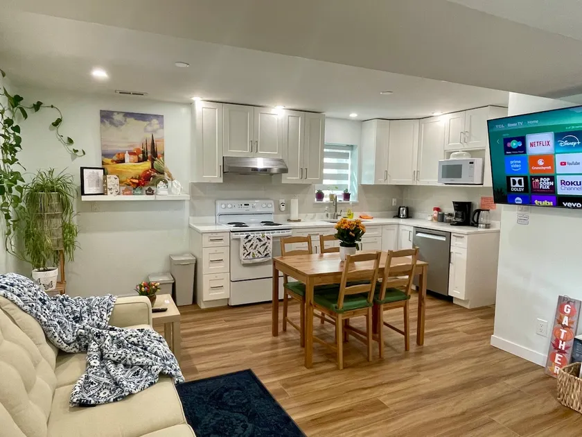 Convenient Family Suite | Private Parking + Shops - Image 1