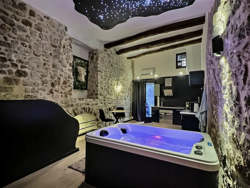 Private Hot Tub • Romantic Haven in Lorgues - Image 1