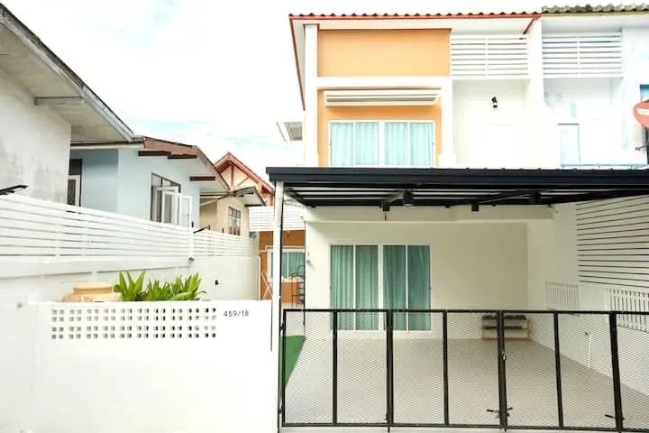 Bangkok City Villa, airport pick up and drop off for a minimum of two nights. 15 mins to Chinatown, 1km to MRT station, 15 mins to Asiatique - Image 1