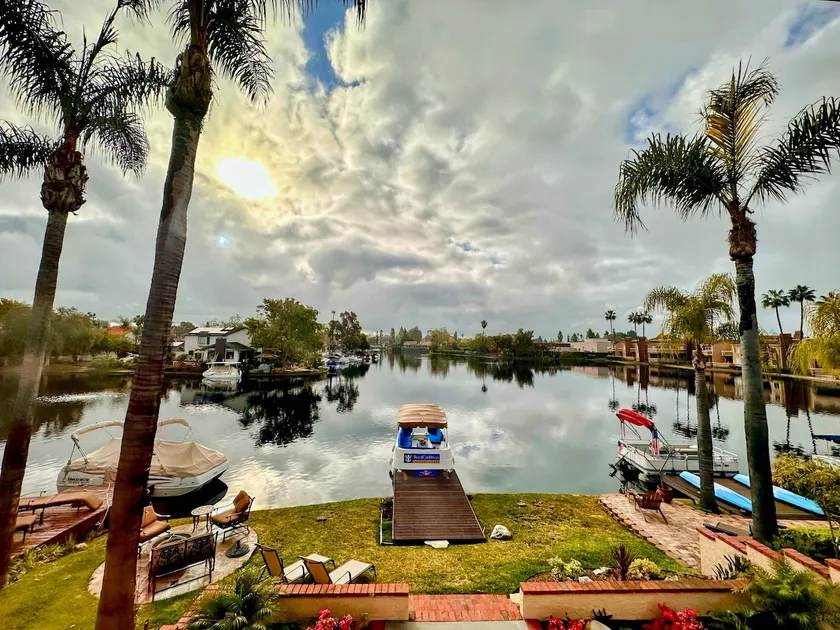 Stunning Lake house - Image 1