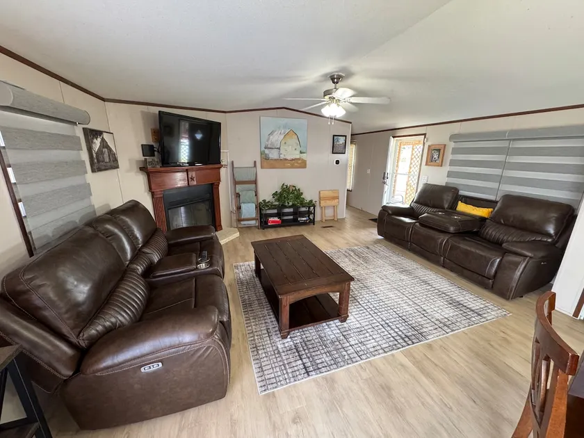 #5 Barn House 1 Gig Internet & DirecTV - Image 1