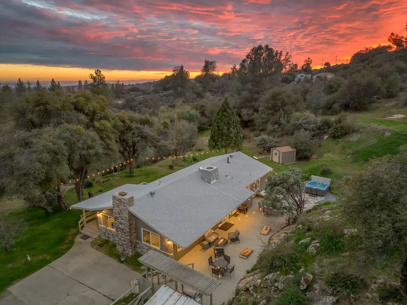 Cozy Yosemite Retreat w/ Hot Tub – Secluded Gem - Image 1