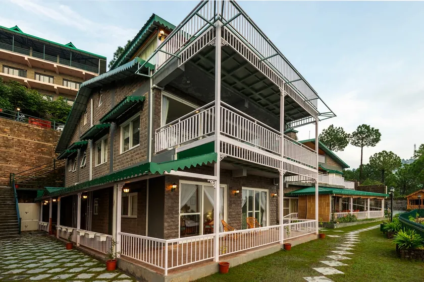 Elegant 2-BHK Pet Friendly Stay W/ Scenic Views - Image 1