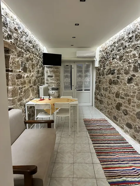 Davelis House - Image 1