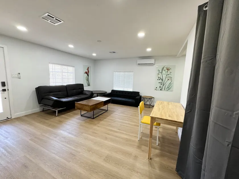 800sq ft one bedroom full kitchen w free parking - Image 1