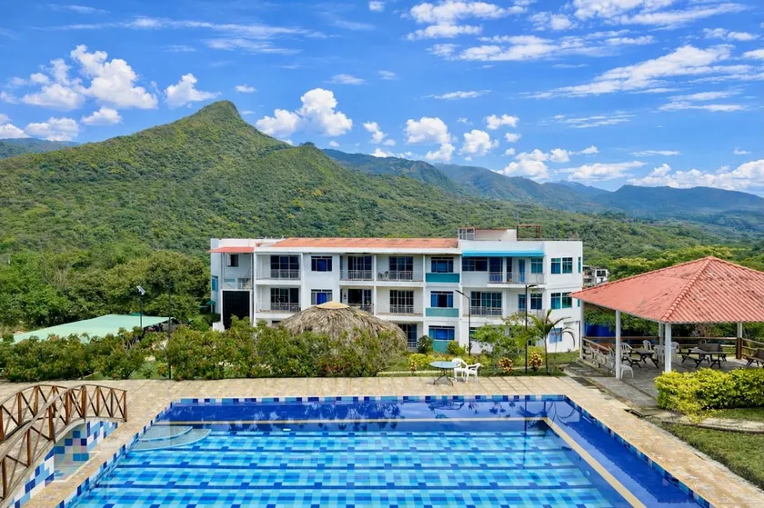 Modern Lounge Anapoima – Views and Comfort - Image 1