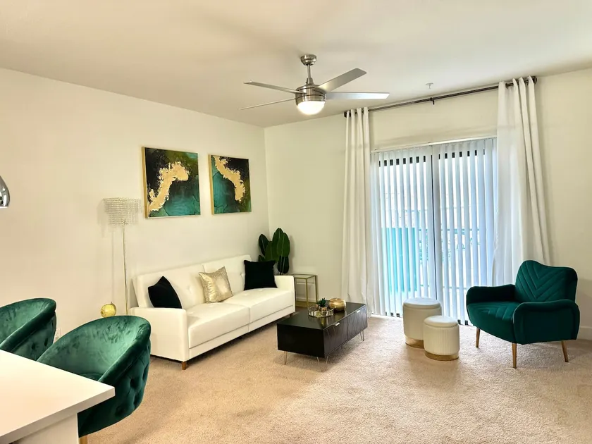 Modern condo near strip and airport - Image 1