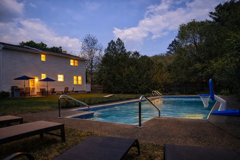 Saratoga Pool Firepit Grill Near Downtown & Track - Image 1