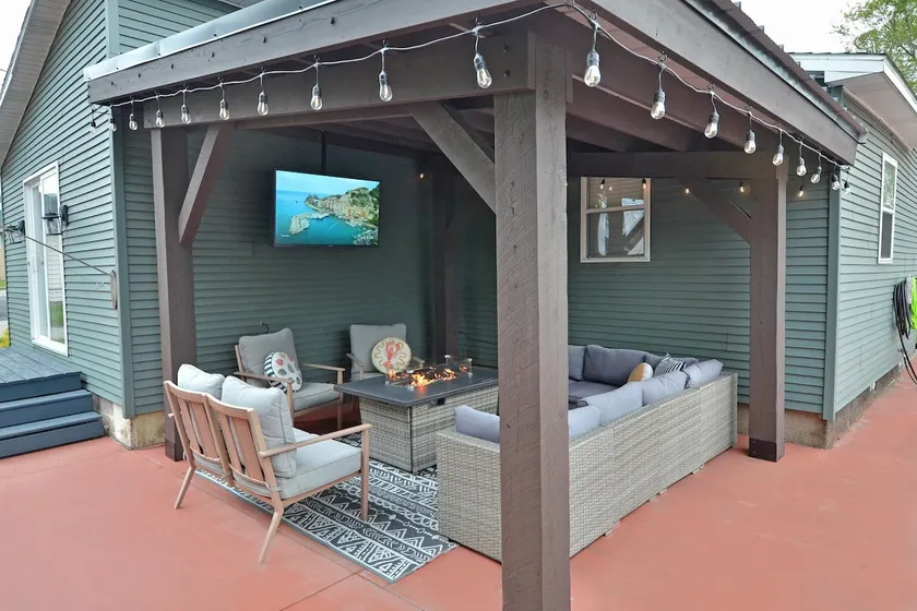 Lake Wawasee, Outdoor TV, Surround Sound, Bikes - Image 1