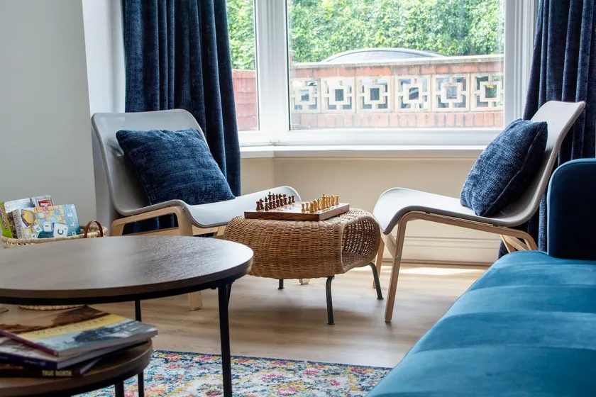 Spacious Home, Walk to City Centre & Free Parking - Image 1