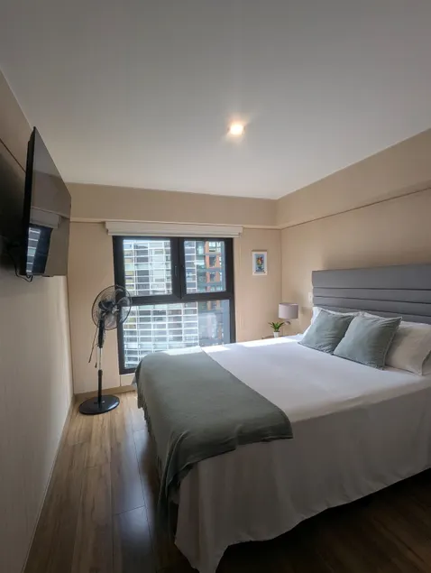 Modern 2bdrm - Bars - Restaurants -24/7 front desk - Image 1