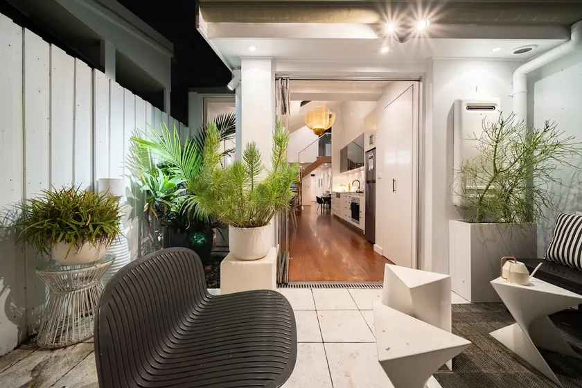 3BR Urban Oasis Pool, Gym & Parking Surry Hills - Image 1