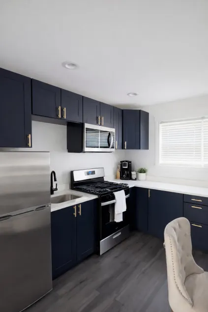 Bright & Stylish Blue 2-Bedroom Getaway - Image 1