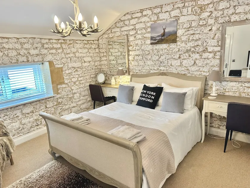 Charming Riverside Stay – Terrace & Free Parking - Image 1